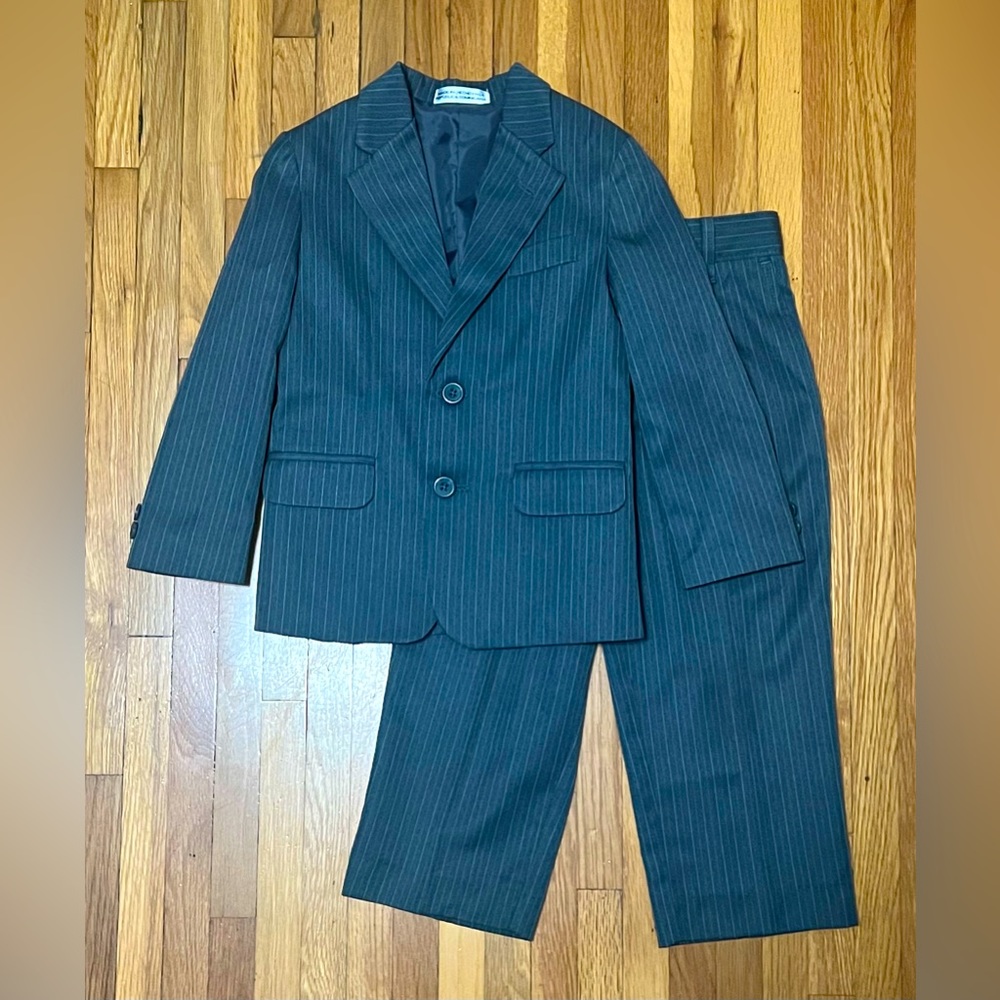 Geoffrey Beene Boy 2-piece Suite. Dark Gray with Pin Strips. Size 5
